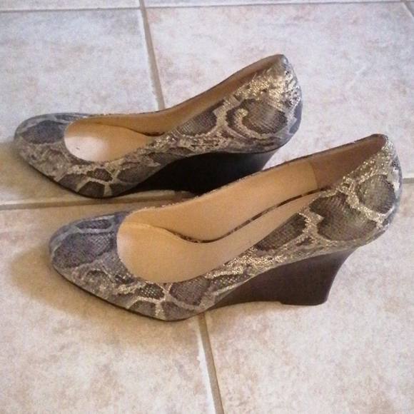 **SALE*** BANANA REPUBLIC Leather Snake Wedges 7 - Picture 2 of 4